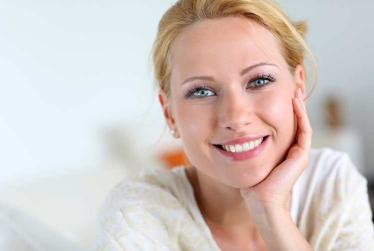 smiling-woman-with-blue-eyes